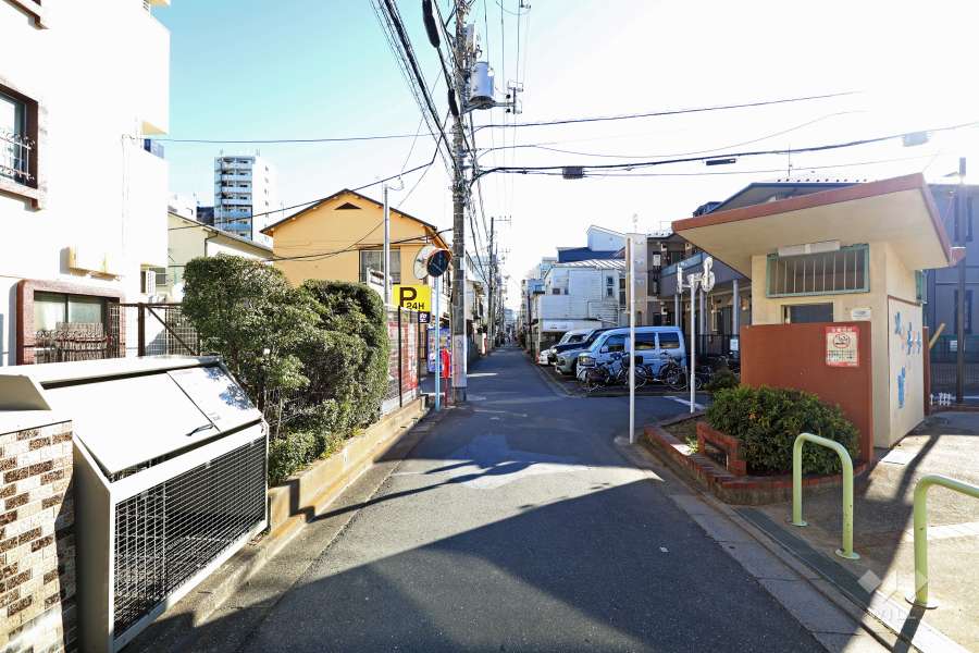 敷地の南側前面道路（西側から）