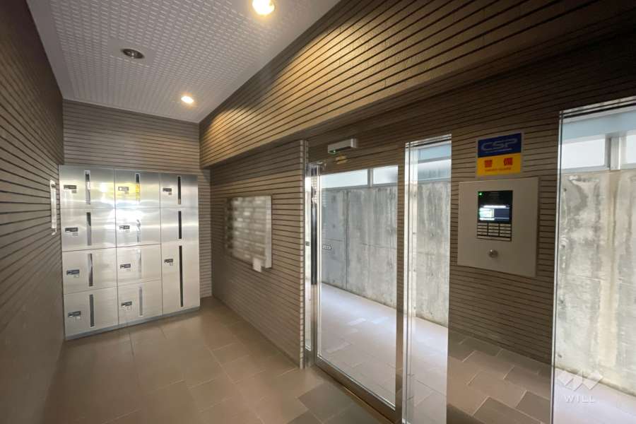 エントランスはオートロック付きです。