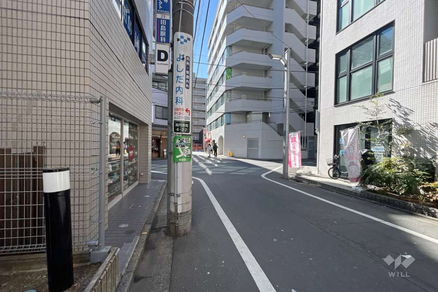 敷地西側の前面道路