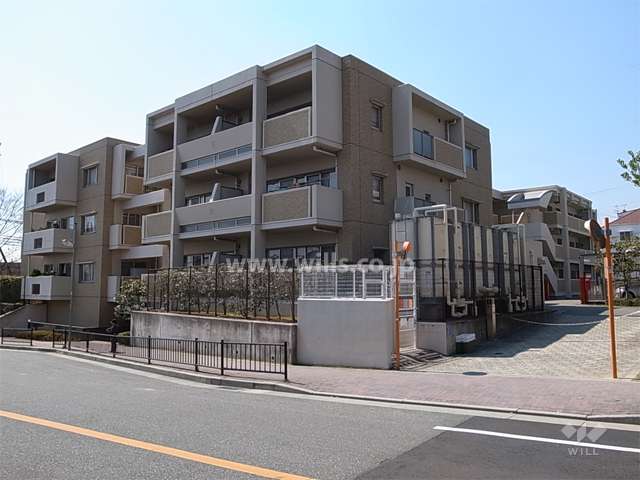 ファミール雲雀丘花屋敷 壱番館の外観（北東から）