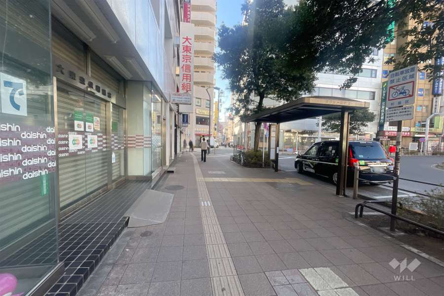 敷地西側の前面道路（北側から）