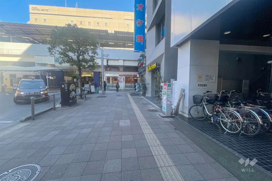 敷地西側の前面道路（南側から）