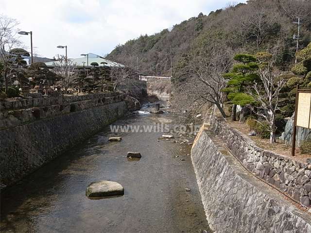 敷地の南側には野尻川が流れています。