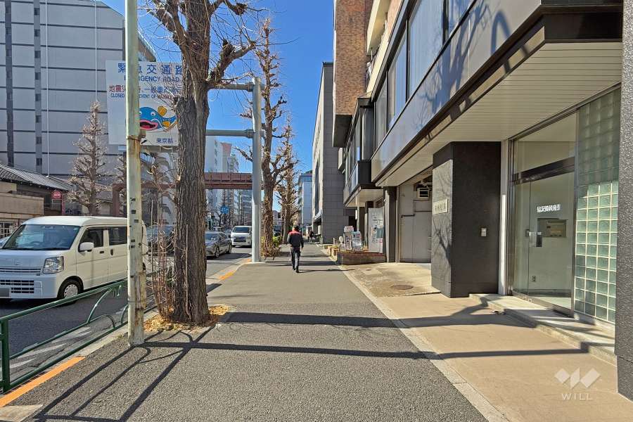 敷地の南側前面道路は都道4号線です（東側から）。