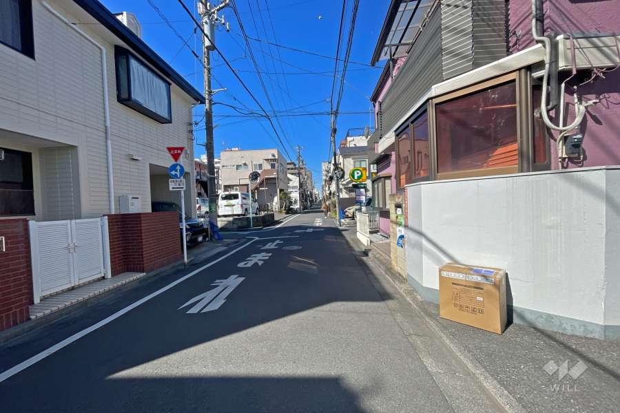 敷地南側の前面道路（東側から）