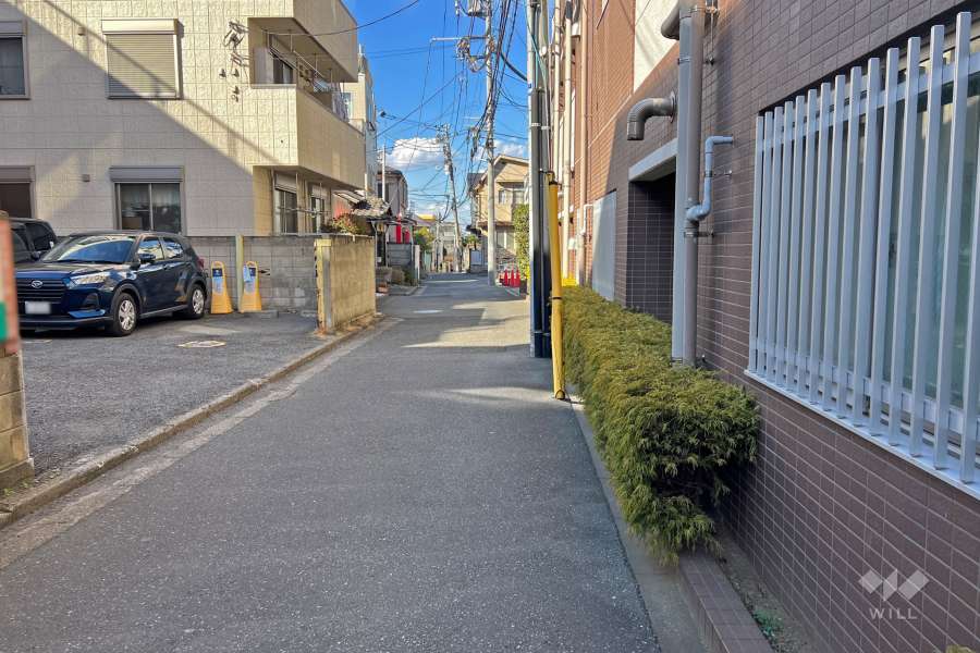 敷地西側の前面道路（南側から）