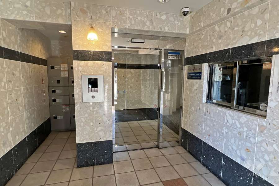 エントランスはオートロック付きです。