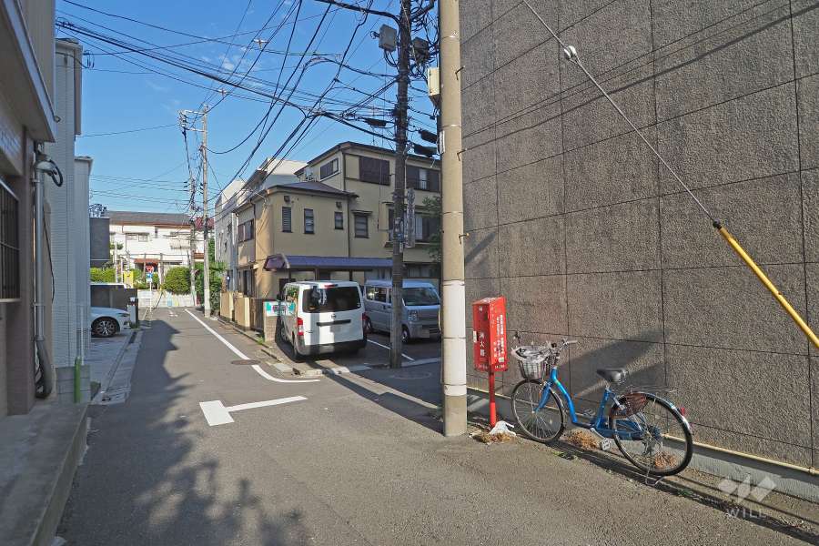 敷地北側の前面道路（西側から）