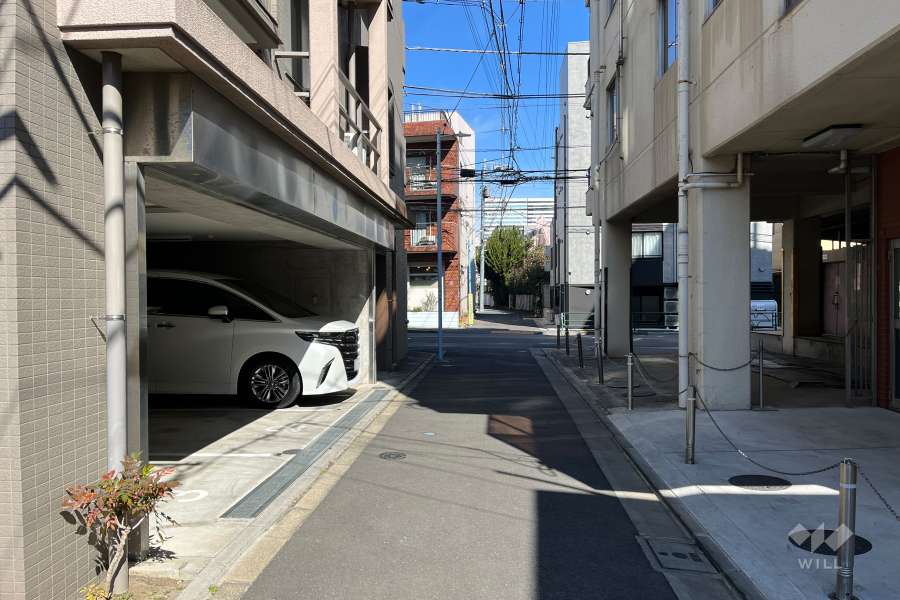 敷地の東側前面道路（南側から）