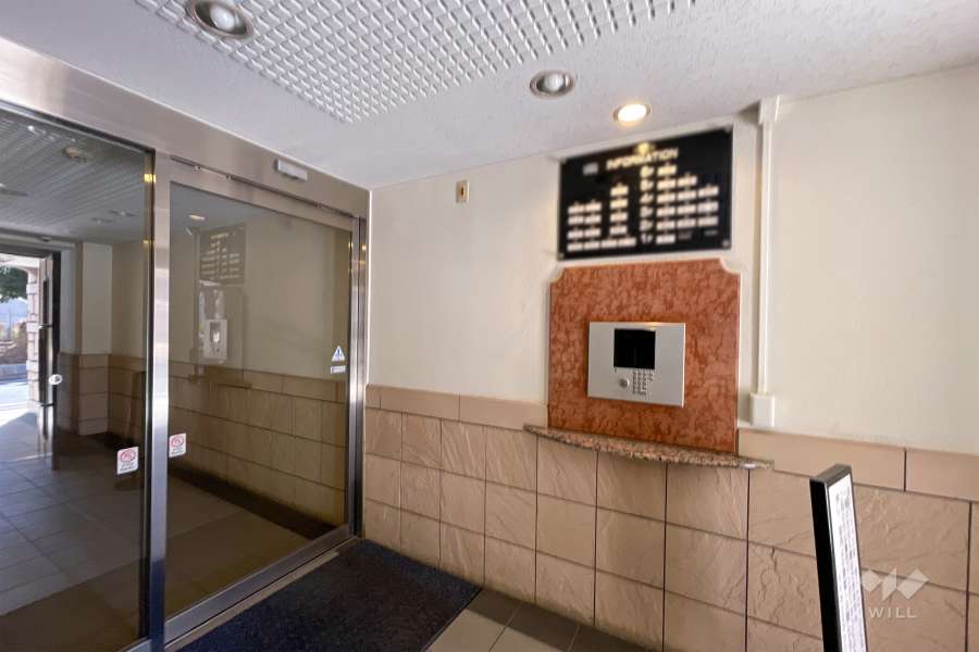 エントランスはオートロック付きです。