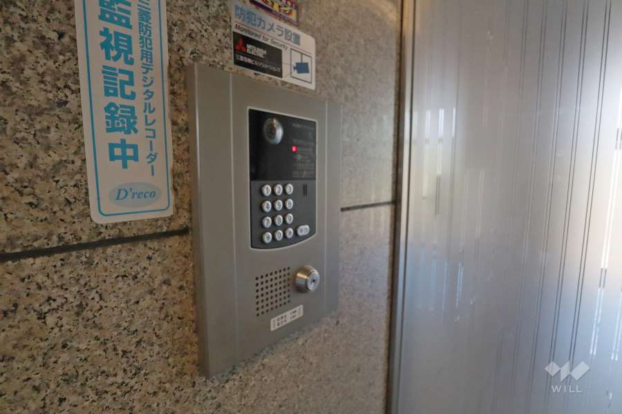 エントランスはオートロック付きです。