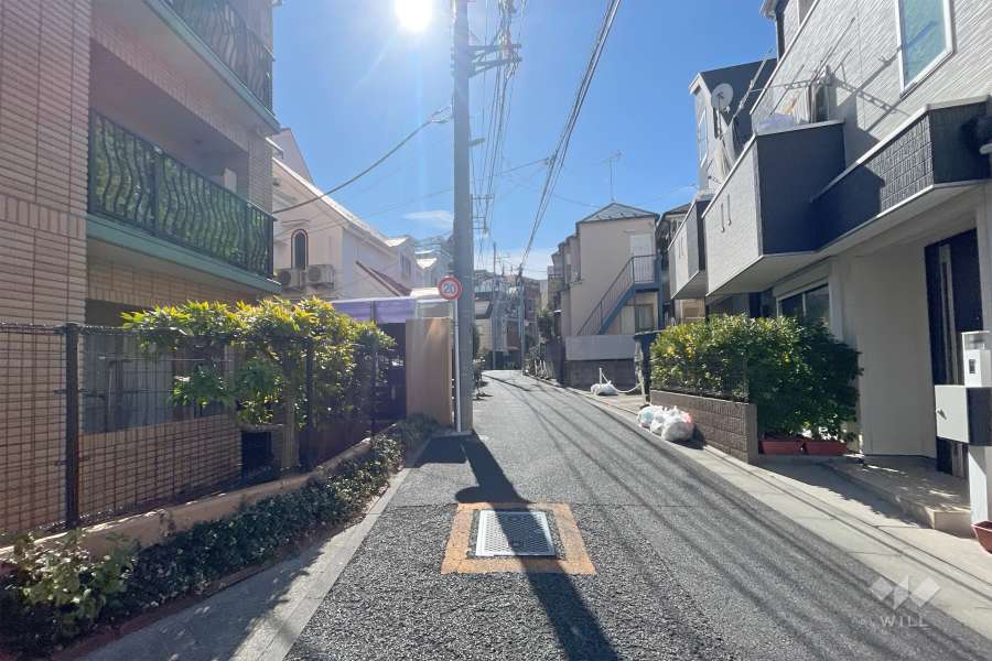 敷地西側の前面道路（北側から）