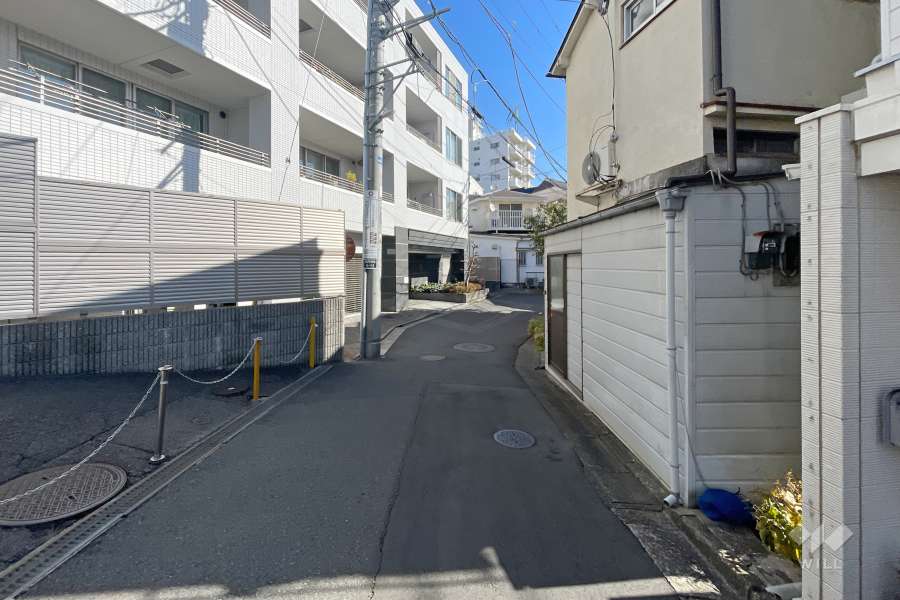 敷地南側の前面道路