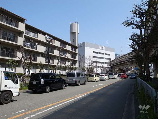 5号棟の南側は国道176号線に面しており、道を挟んでJR「川西池田」駅があります。