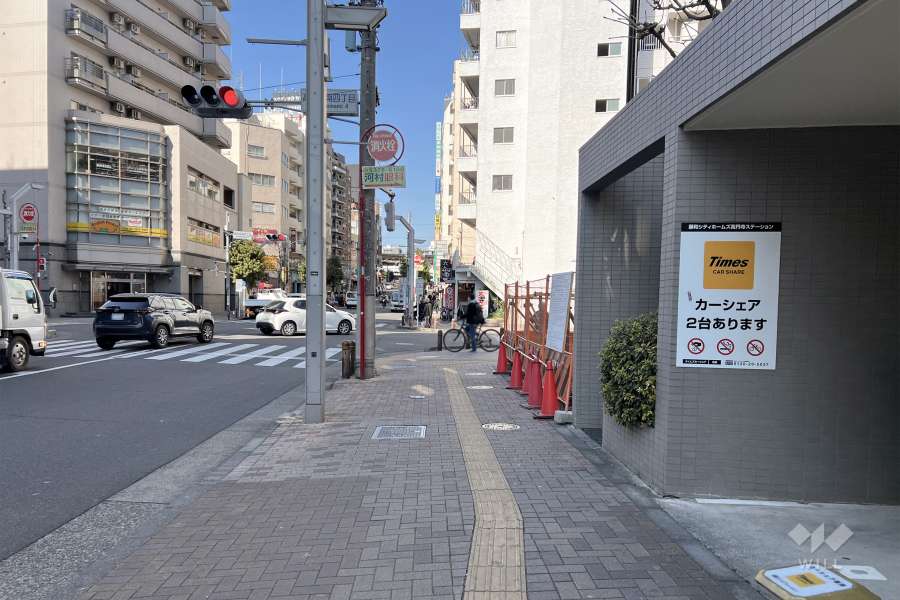 敷地西側の前面道路（南側から）