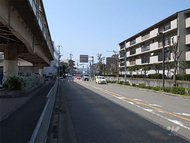 敷地の南側は国道176号線に面し、道を挟んで、JR川西池田駅があります。
