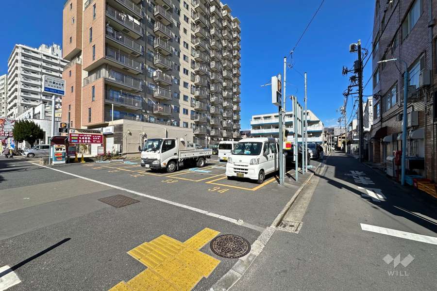 敷地東側の前面道路（南側から）