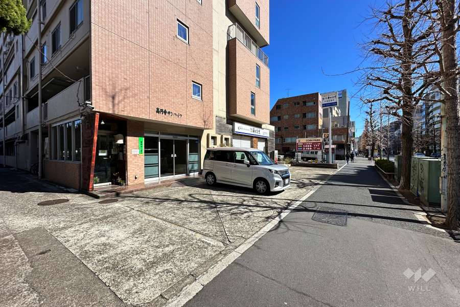 敷地南側の前面道路（西側から）