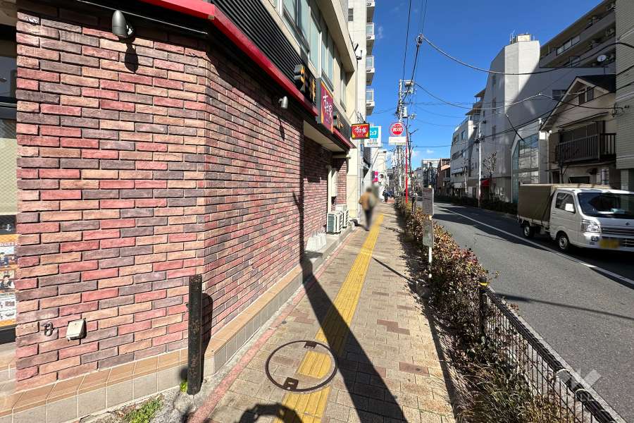 敷地東側の前面道路