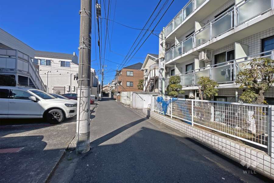 敷地の南側前面道路（東側から）