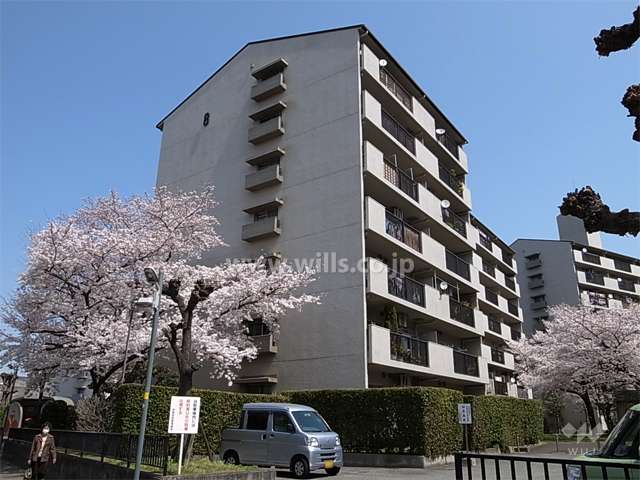 8号棟は敷地の中ほど、西側にあり、静かです。