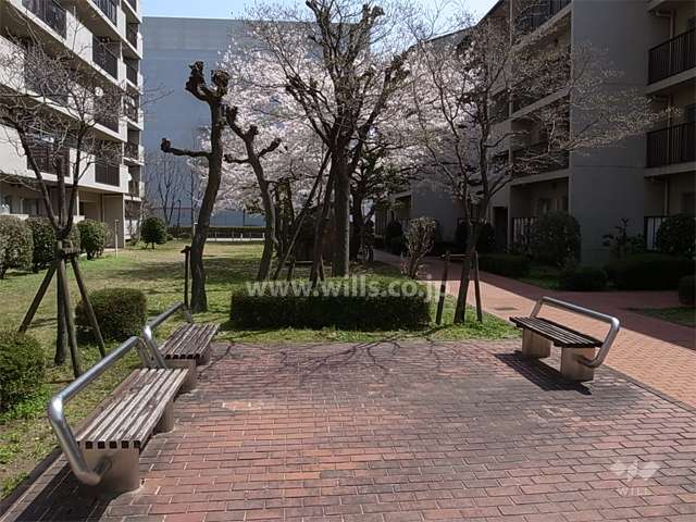 8号棟南東側の広場。敷地の各所に公園、広場が設けられています。