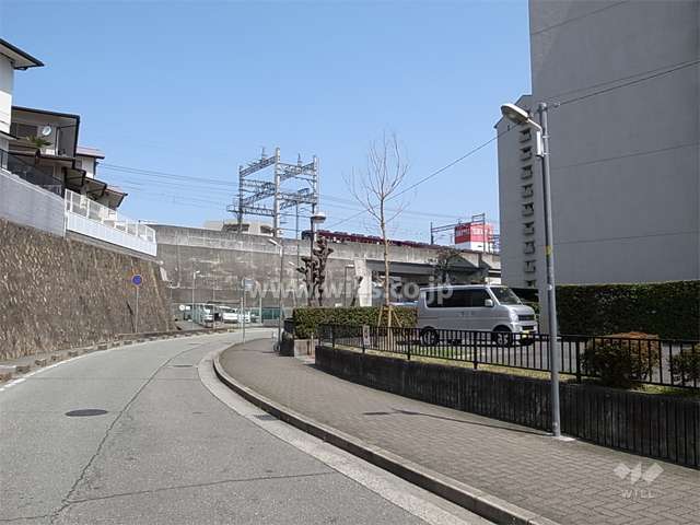 10号棟の北側には阪急宝塚線が走っています。