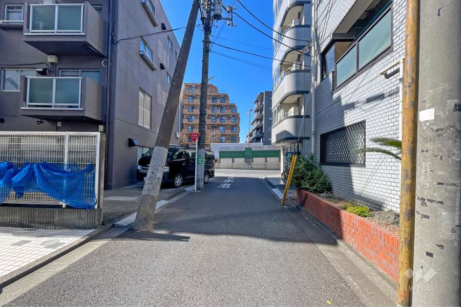 敷地の北側前面道路（東側から）