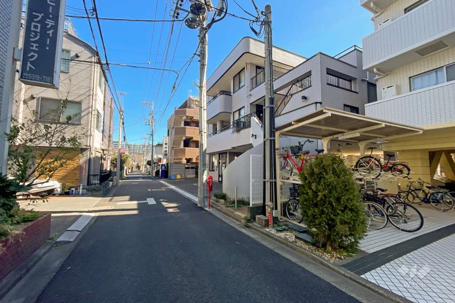 敷地の北側前面道路（西側から）