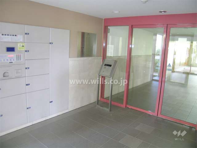 宅配ロッカーとオートロックの付いたエントランス