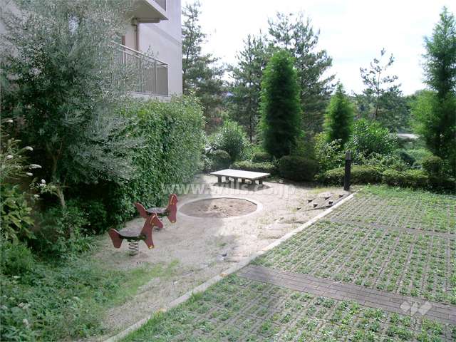 敷地内の小さな公園