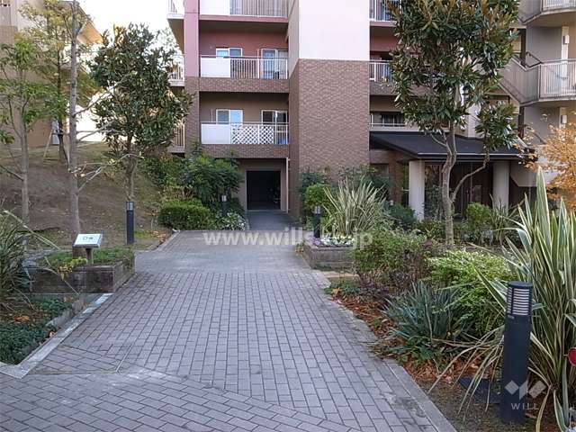 緑豊かなD棟のエントランスアプローチ