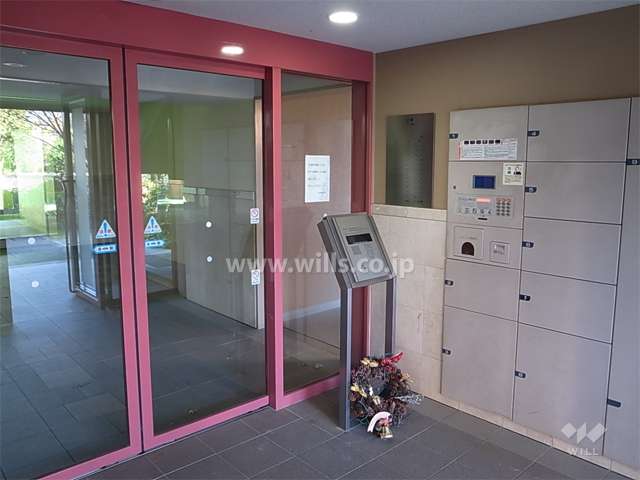 エントランスには宅配ボックスとオートロックが設置されています。