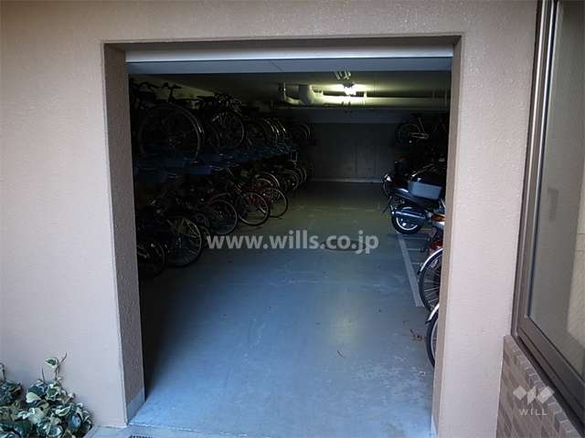 エントランス横の屋内にある駐輪場