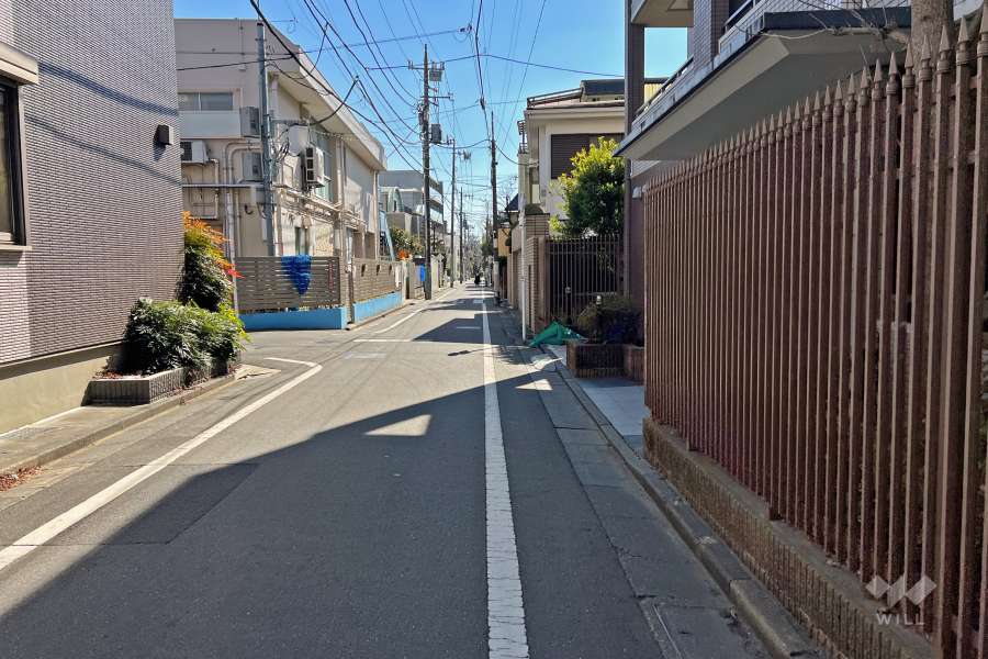 敷地東側の前面道路（北側から）