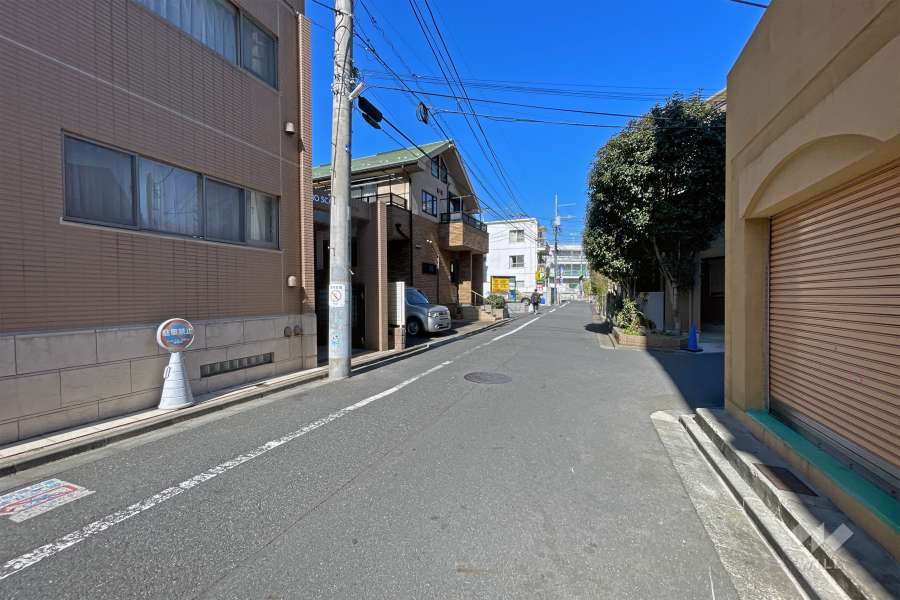 敷地の南東側前面道路（南西側から）