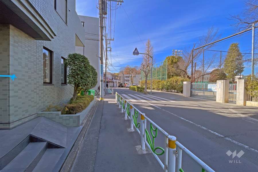 敷地の北側前面道路（東側から）