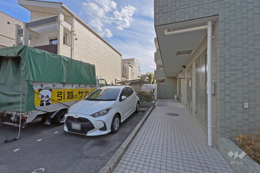 敷地内駐車場（屋外平面式）と駐輪場