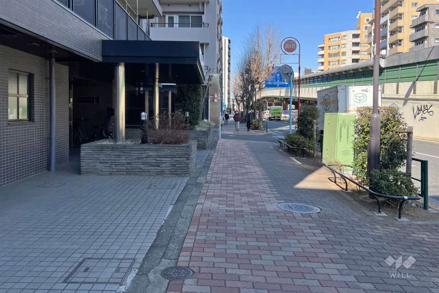 敷地の東側前面道路（南側から）