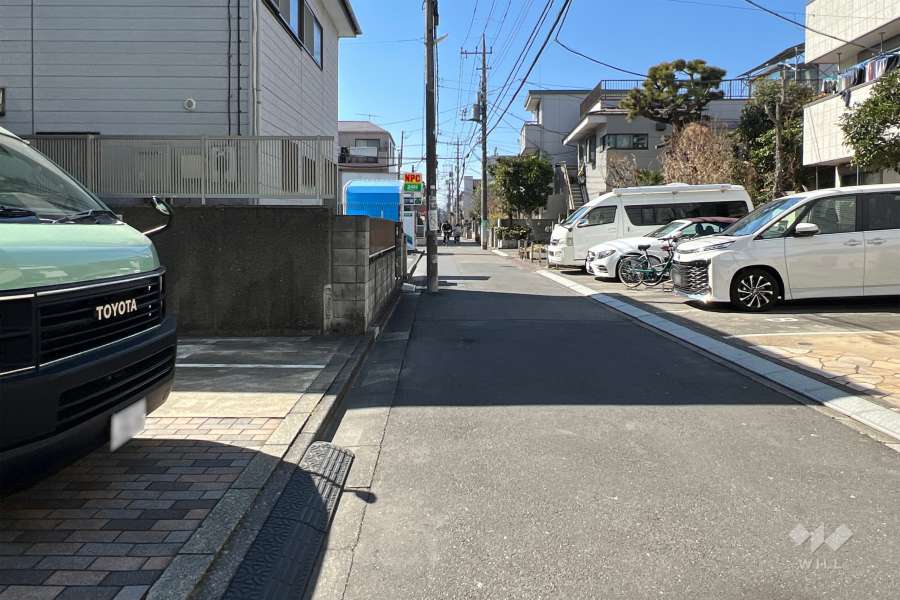 敷地の北側前面道路（東側から）