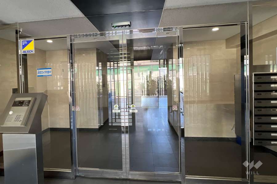 エントランスはオートロック付きです。