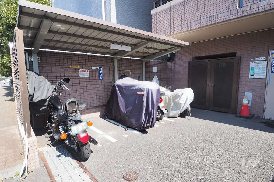 バイク置き場（屋根付き）