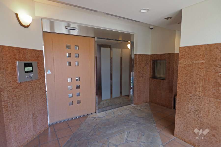 エントランスはオートロック付きです。