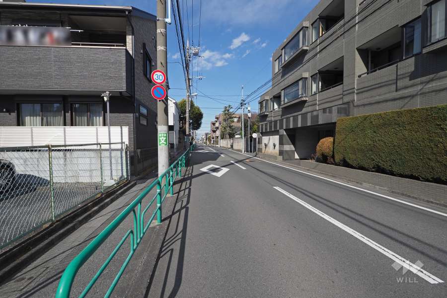 敷地西側の前面道路（南側から）