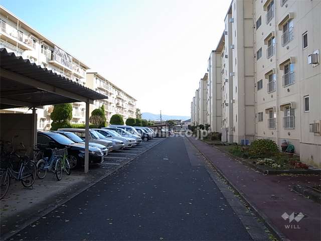 敷地内駐車場（平面式）と駐輪場