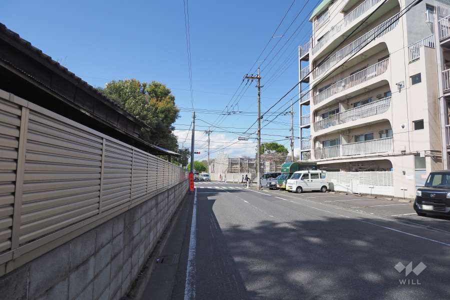 敷地西側の前面道路