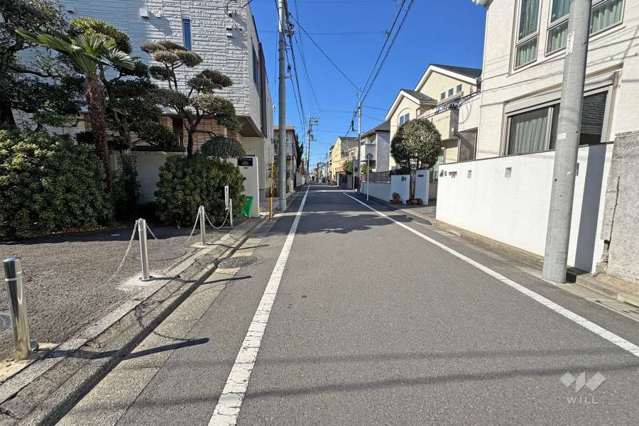 敷地北側の前面道路（東側から）