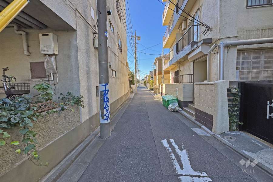 敷地の東側前面道路（北側から）