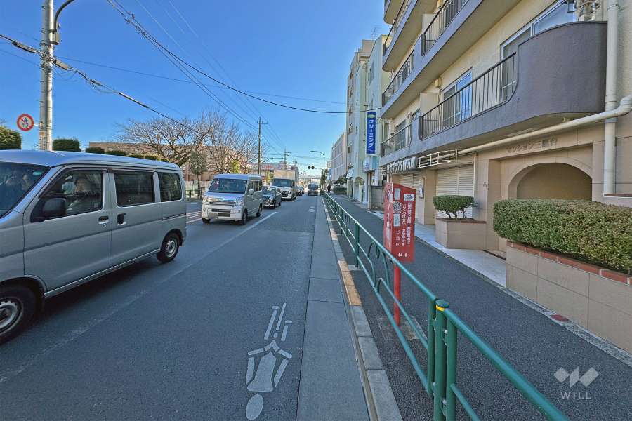 敷地の北側前面道路は井の頭通りです（西側から）。