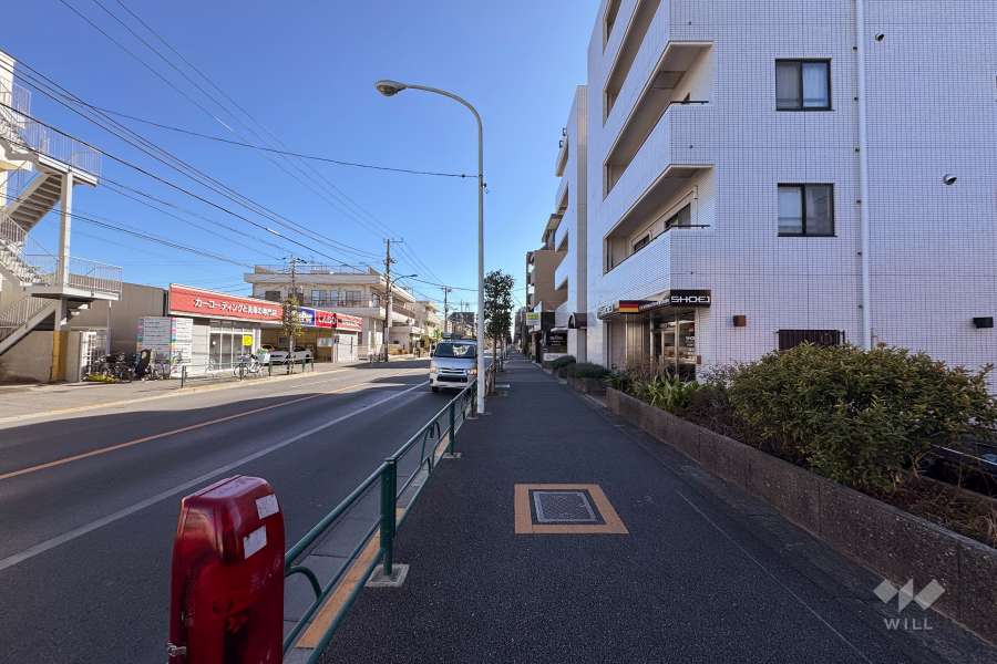 敷地北東側の前面道路（北西側から）